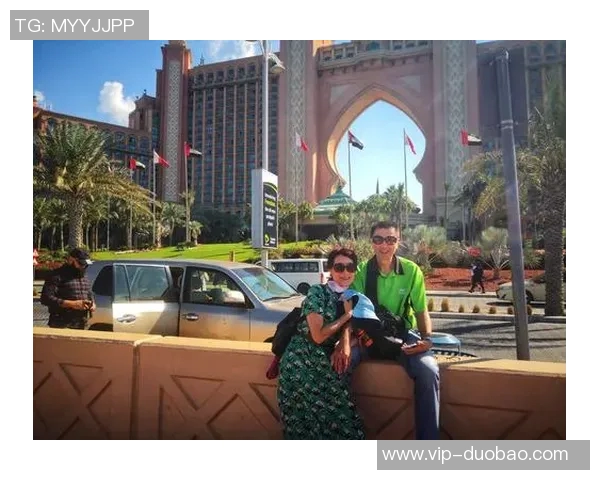 红军主帅斯洛特携家人畅游迪拜享受难得假期