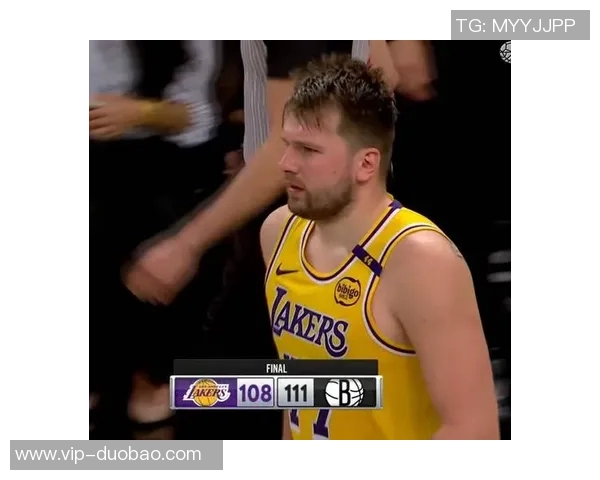 东契奇训练时单脚投三分球10米远险些命中引发里夫斯惊叹 东契奇训练时单脚投三分球10米远险些命中引发里夫斯惊叹