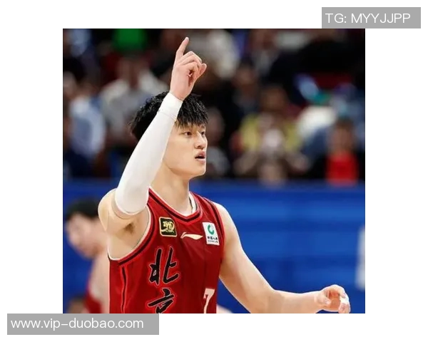 曾凡博上场即紧逼布克遭吹防守犯规展现CBA防守强度 曾凡博上场即紧逼布克遭吹防守犯规展现CBA防守强度