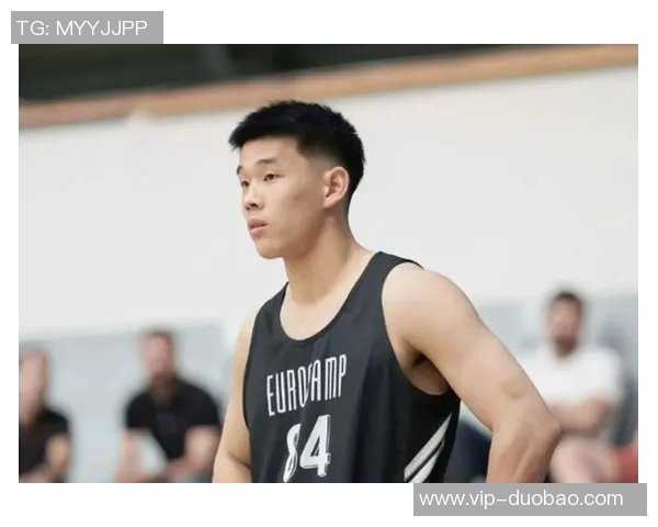 林葳在俄勒冈大学积极训练与队友们共同参与团建活动展现团队精神