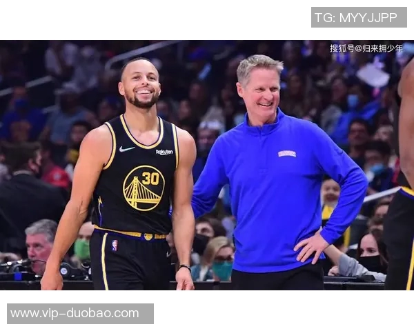 库里谈无球掩护的重要性以提升科尔进攻体系的效率与团队配合 库里谈无球掩护的重要性以提升科尔进攻体系的效率与团队配合