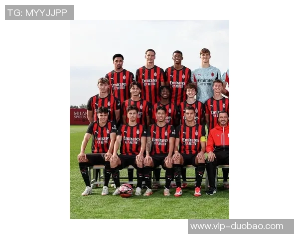 米兰2526赛季全家福揭晓阿莱格里与莫德里奇同框引发热议
