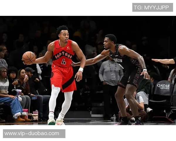 里斯与弟弟换新造型观战猛龙赛场弟弟为猛龙下属球队新星球员